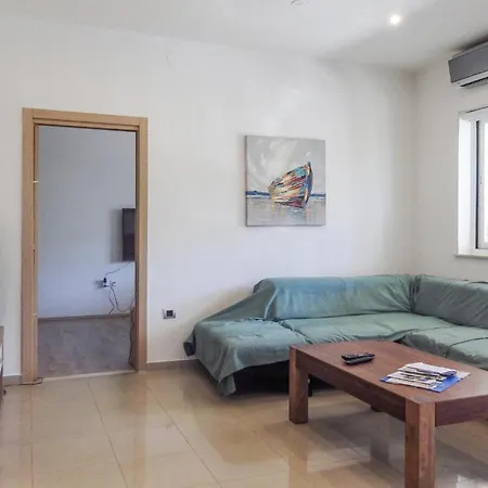 1 Bedroom Beautiful In Lägenhet Cavtat