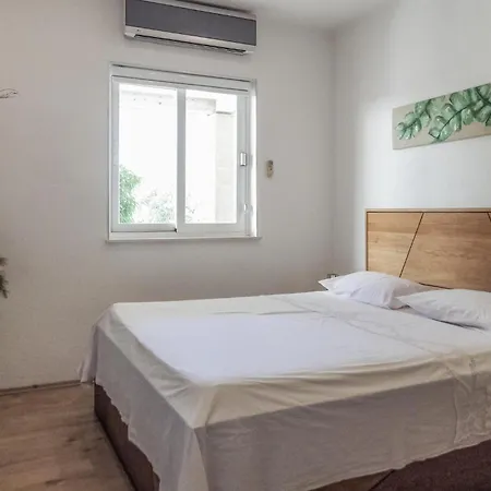 Appartement Lovely In With Kitchen